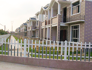 某行政機關大院的隔離PVC護欄